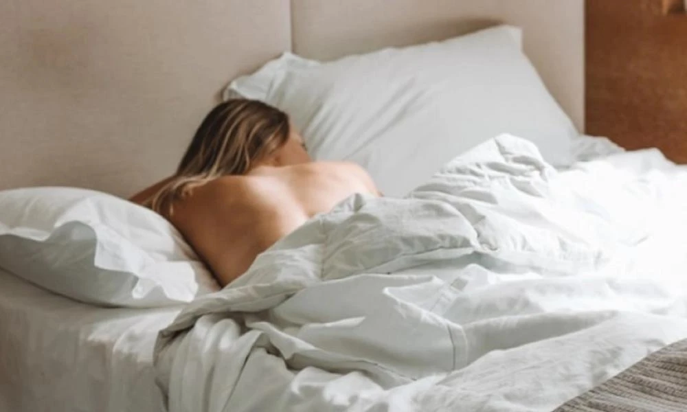 Γιατρός αποκαλύπτει: Ο αηδιαστικός λόγος που δεν πρέπει να κοιμάστε γυμνοί